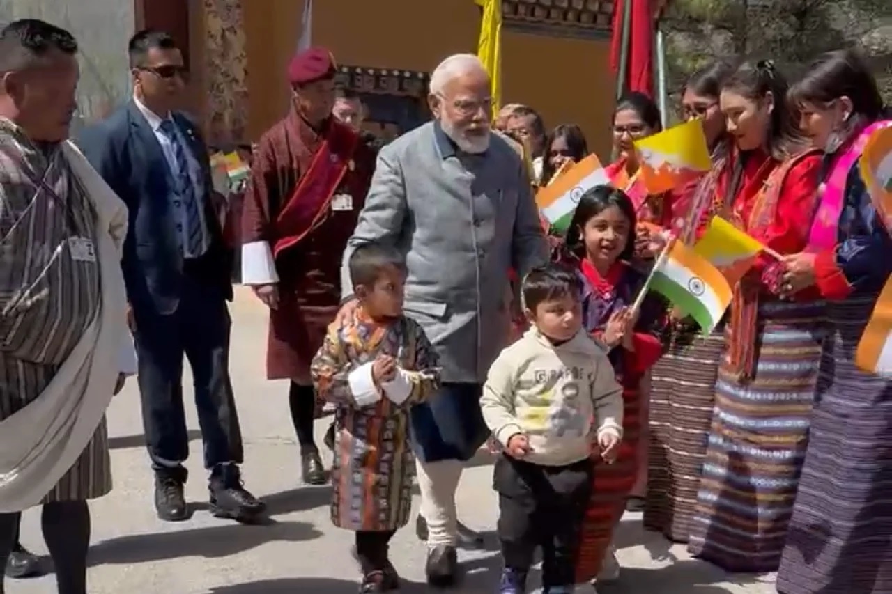 PM Modi: 'એવું લાગે છે કે આખું ભૂટાન રસ્તાઓ પર હોય, 45 કિલોમીટર સુધી મોદી...મોદી..., PMને આવકારવા માટે ઉમટી ભીડ 2 Seems like entire Bhutan is on the roads 45 km Modi.Modi . crowds throng to welcome PM