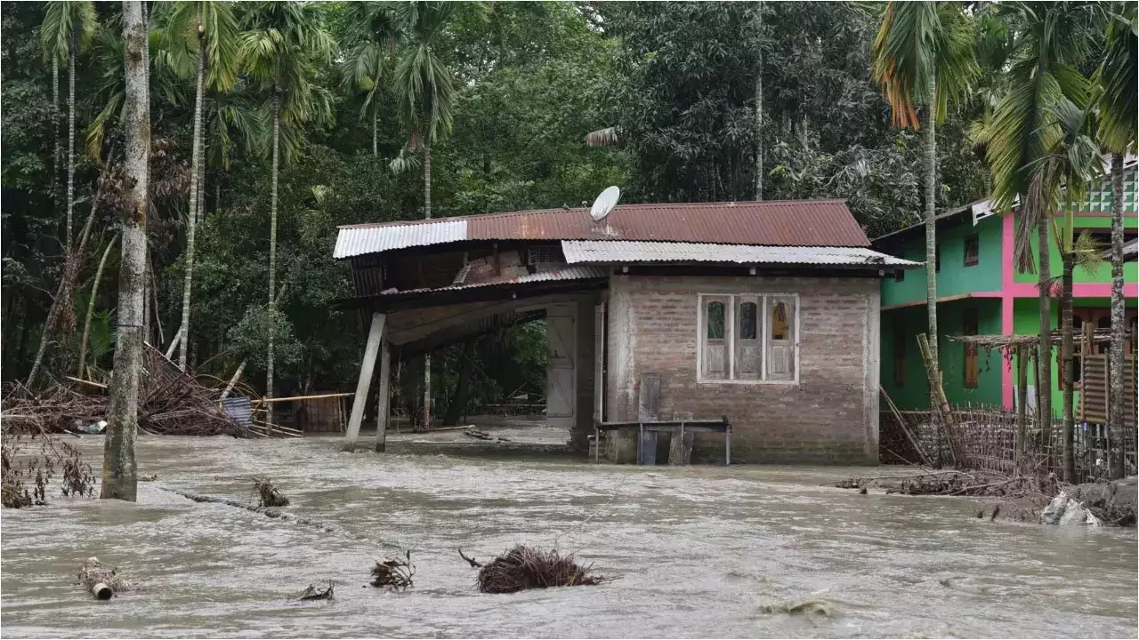 Assam Flood: આસામ પુરથી મચી તબાહી, 3 લોકોના થયા મોત 2 assam flood three moremore than 5 lakh