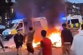 Leeds Riots: લીડ્ઝ, બ્રિટનમાં ફાટી નીકળ્યા રમખાણો, કરાઈ પોલીસ વાહનોની તોડફોડ 2 Riots broke out in Leeds Britain vandalizing police vehicles 1