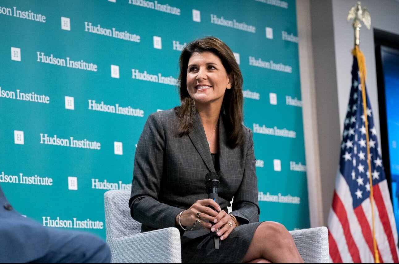 Nikki Haley: બાઇડેનના બચાવમાં આવેલા વરિષ્ઠ પત્રકારનો નિક્કી હેલીએ કર્યો ઘેરાવો 2 Senior journalist who came to the defense of Biden surrounded by Nikki Haley 1