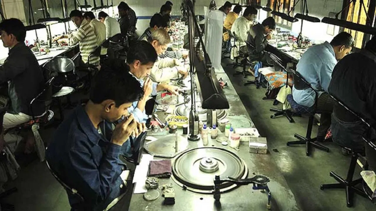 Gujarat News: સુરતની ડાયમંડ કંપનીએ 50 હજાર કર્મચારીઓને મોકલી દીધા રજા પર, કારણ જાણીને તમે પણ ચોંકી જશો 2 Surats diamond company sent 50 thousand employees on leave you will also be shocked to know the reason 1