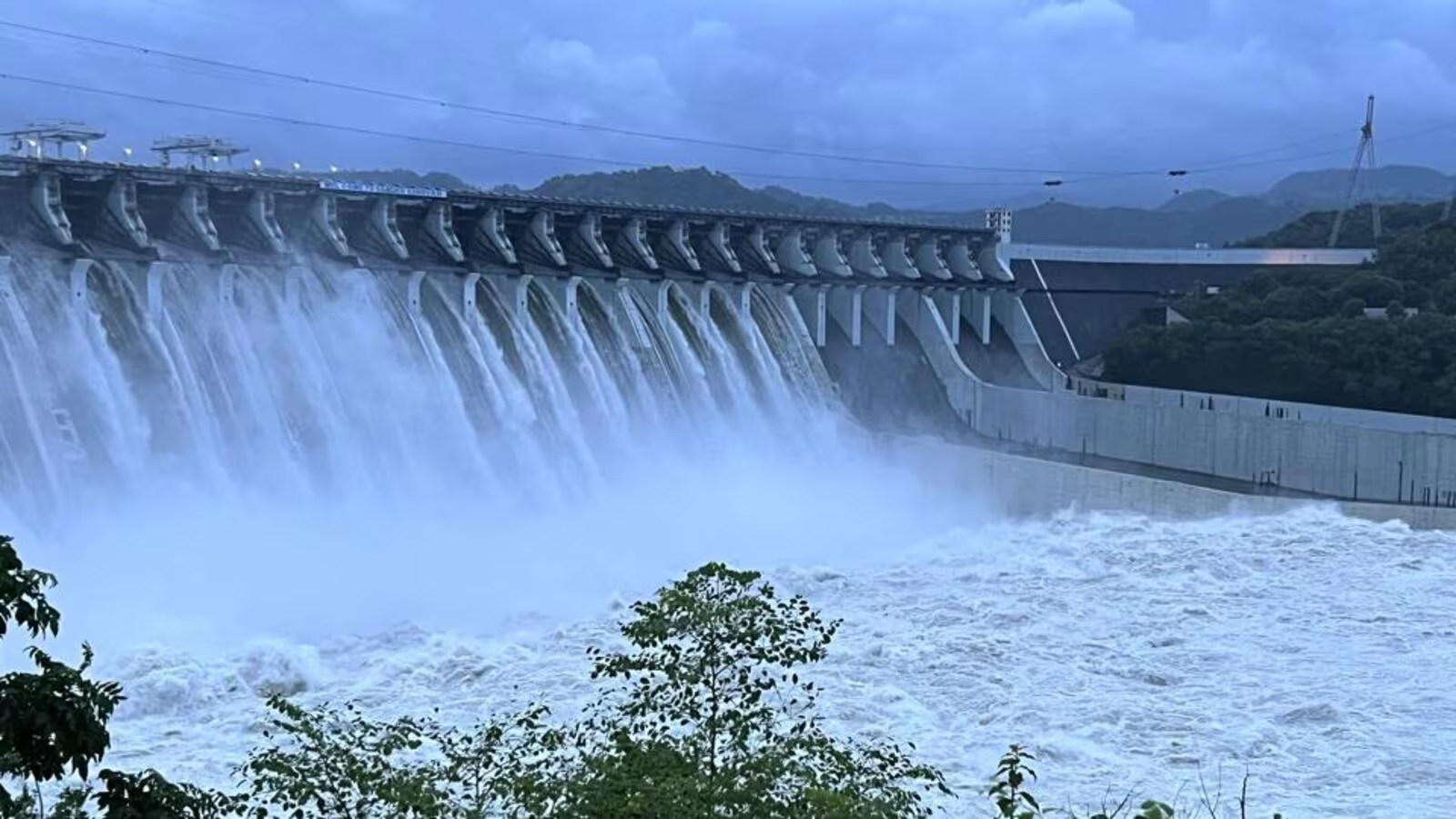 Gujarat News: ભારે વરસાદને કારણે નર્મદા નદીની જળસપાટીમાં વધારો, સરદાર સરોવર ડેમના 5 દરવાજા ખોલાયા 1 ભારે વરસાદને કારણે નર્મદા નદીની જળસપાટીમાં વધારો 1