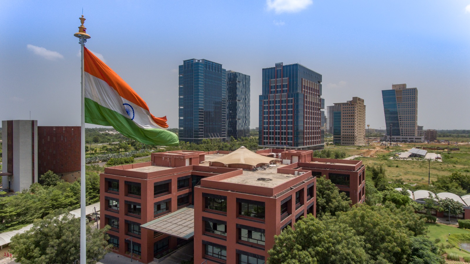 નરેન્દ્ર મોદીના ડ્રીમ પ્રોજેક્ટ “ગિફ્ટ સિટી” નો ભારતના પ્રથમ ઓપરેશનલ સ્માર્ટ સિટી તરીકે થયો વિકાસ 4 WhatsApp Image 2024 10 15 at 12.14.13 7fa4cc79