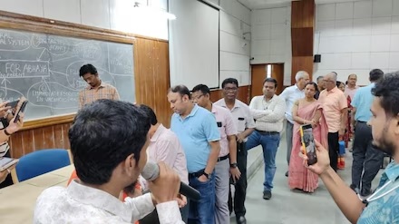 RG કાર હોસ્પિટલમાં હંગામો અટકવાનું નામ નથી લેતો, હવે 50 વરિષ્ઠ ડૉક્ટરોના સામૂહિક રાજીનામા 1 kolkata rg kar hospital row 50 senior doctors resign support juniors protest1