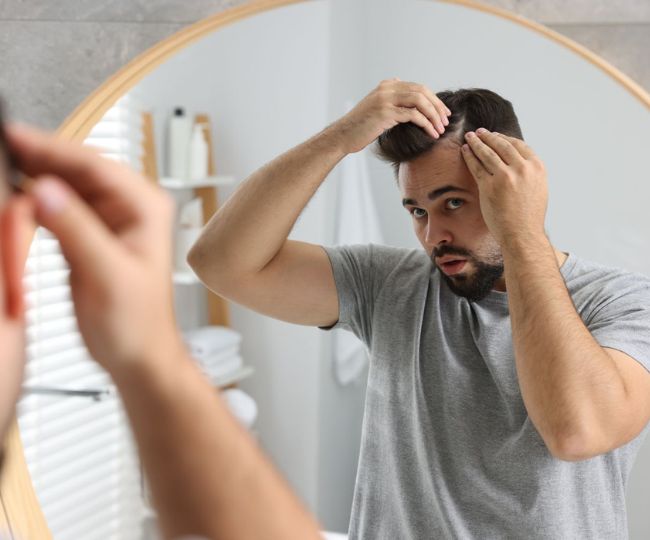 વાળનો રંગ થોડા જ દિવસોમાં ફિક્કો પડી જાય છે, તો આ 5 ભૂલો જવાબદાર હોઈ શકે છે 3 why does your hair color fade so fast 5 common mistakes