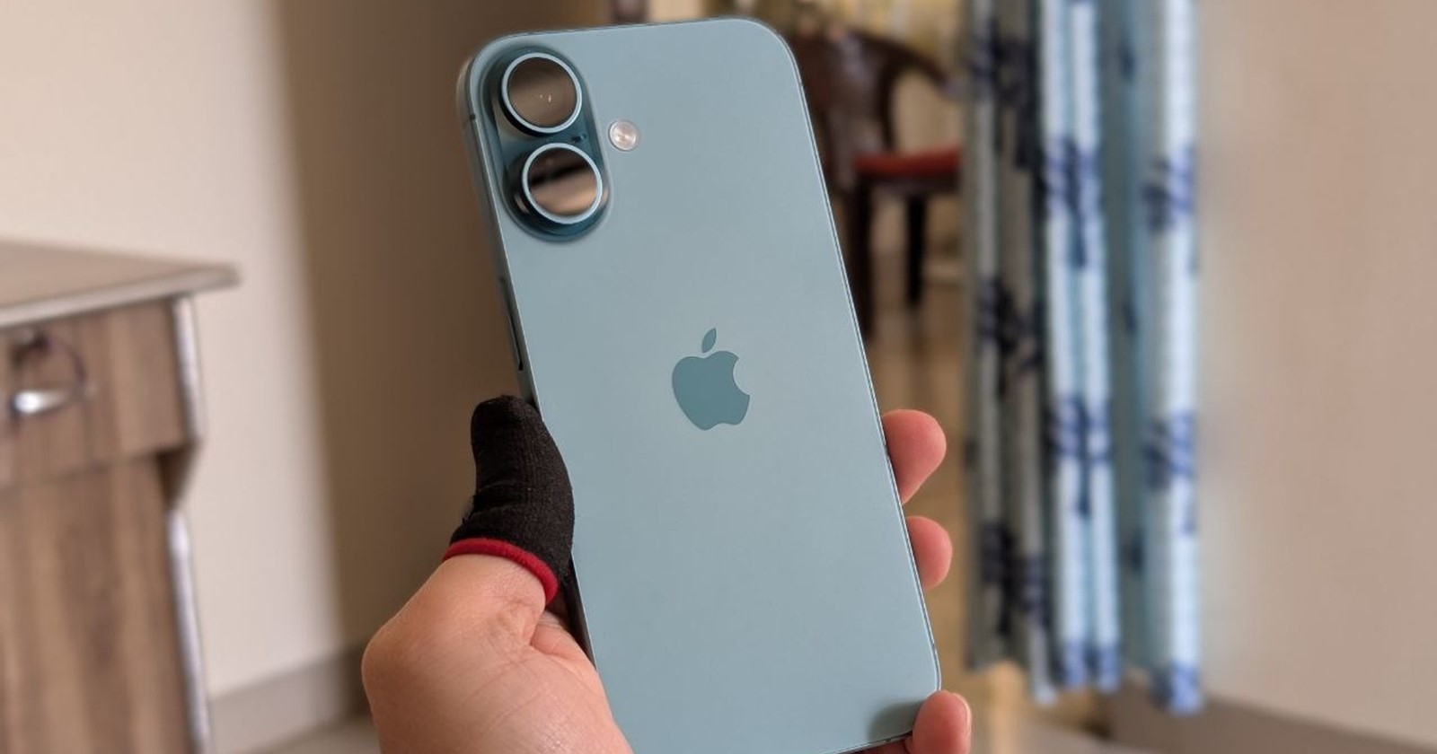 iPhone 16 ને ઇલેક્ટ્રિક શોક લાગ્યો, પરેશાન યુઝર્સ કરી રહ્યા છે ફરિયાદ 2 iphone 16 series users facing electric shock while charging device1