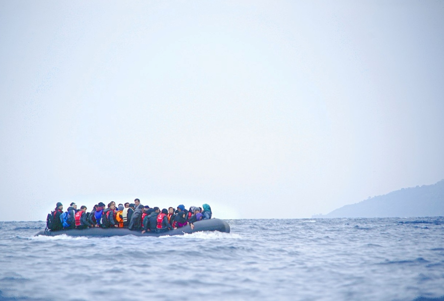 પાકિસ્તાનીઓ દેશ છોડીને ભાગી રહ્યા છે, સેંકડો લોકો દરિયામાં ડૂબી જવાથી મૃત્યુ પામ્યા 2 pakistanis fleeing country hundreds died drowning in the sea now shahbaz government has woken upAYE5Y4E