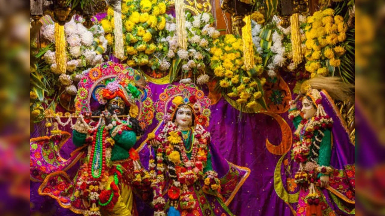 ફૂલેરા દૂજ પર લગ્ન કરવાથી મળે છે કૃષ્ણજીના આશીર્વાદ, જાણો શુભ મુહુર્ત અને અન્ય મહત્વ 3 phulera dooj 2025 date lord krishna blessing bring happiness in married life know importance belief wedding muhurt