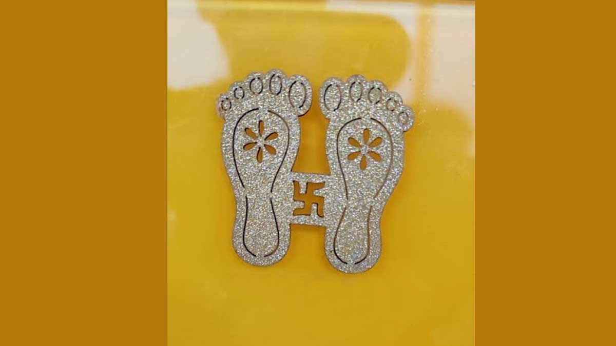 can we keep lakshmi charan at office desk as per vastu article