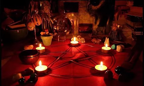 હોળી પર ઘણા બધા તંત્ર-મંત્ર, યુક્તિઓ અને કાળા જાદુ થાય છે, જાણો રક્ષણની પદ્ધતિઓ 3 how to protect from totka and black magic on holi know upay negative energy will not touch you2