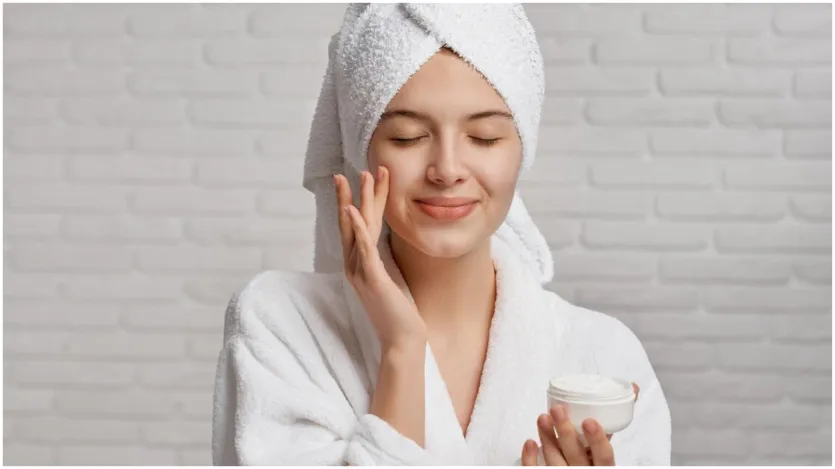 lifestyle mix rose water with vitamin e capsule to get flawless skin