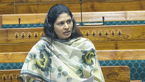 મોદી સરકારના મંત્રી રક્ષા ખડસેની પુત્રીની છેડતી, બદમાશોએ તેનો ફોટો ક્લિક કરવાનો પ્રયાસ પણ કર્યો 2 union minister raksha khadse daughter molested in maharashtra miscreants tried to take picture1