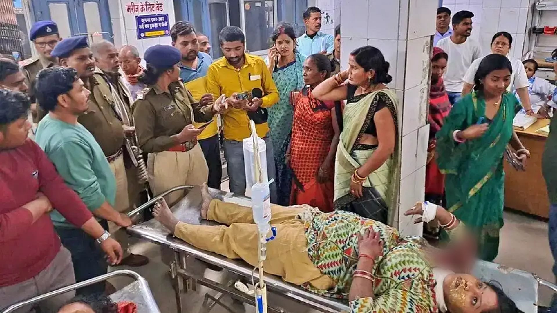 vaishali hajipur news there was a commotion due to robbery at jeetan chowk woman was shot