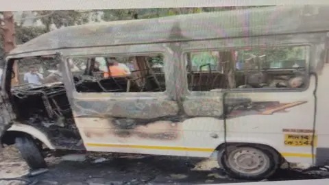 ટેમ્પો ટ્રાવેલરમાં આગ લાગવાથી 4 લોકોના મોતewrw