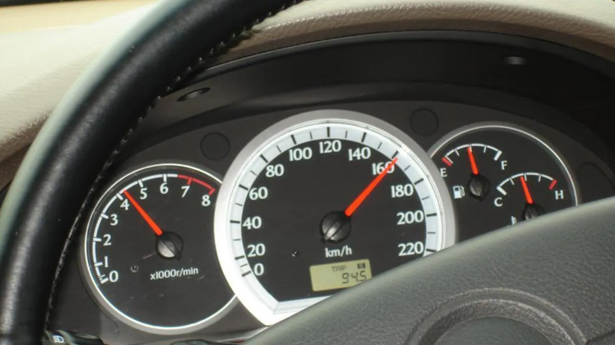 સ્પીડોમીટરની ટોપ સ્પીડ આટલી વધારે કેમ હોય છેwew