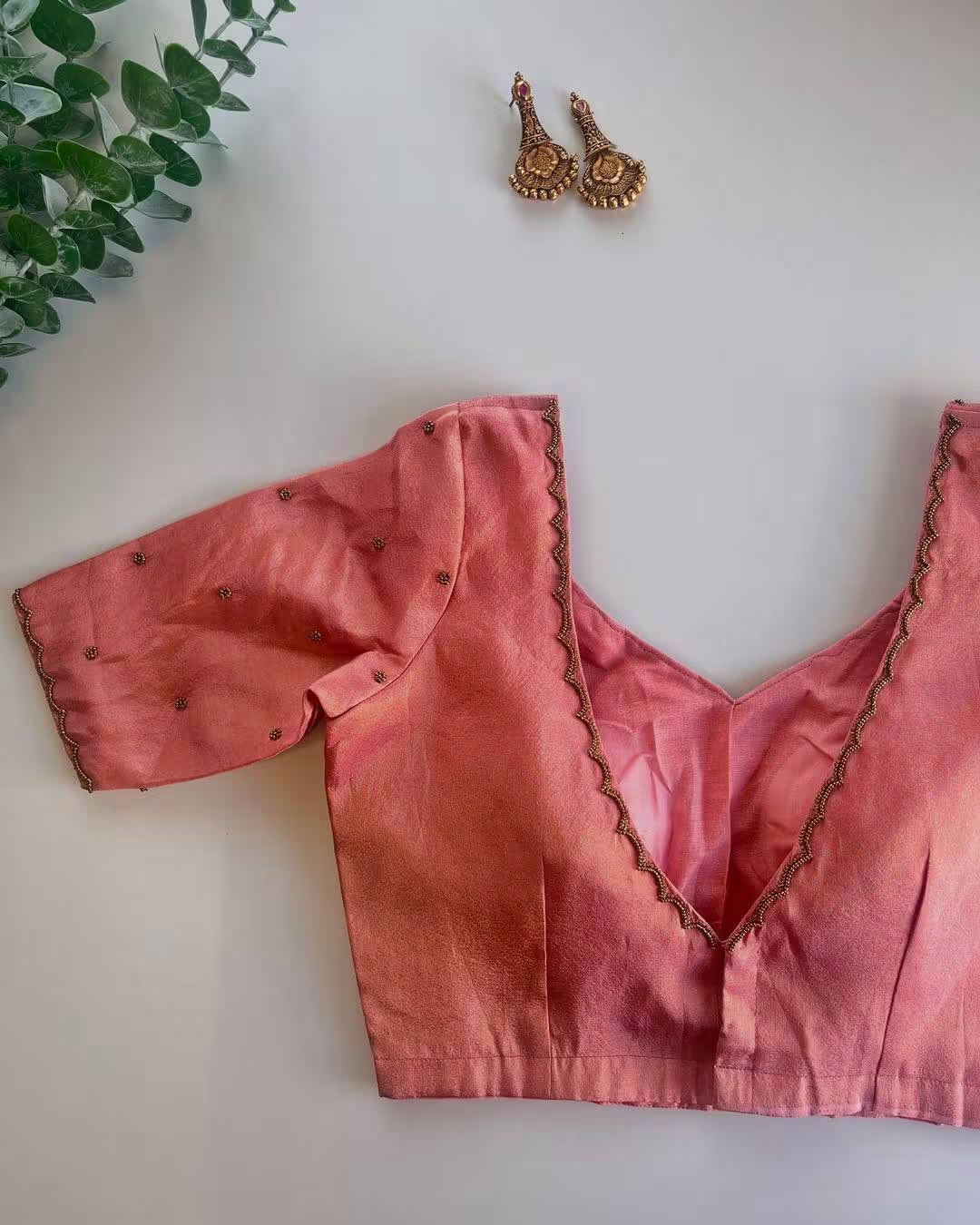 જાડી મહિલાઓ માટે V નેકલાઇન બ્લાઉઝની ડિઝાઇન 3 8 latest v shape front and back neck blouse design ideas for plus size curvy women1