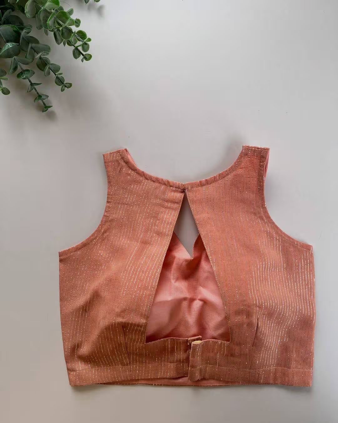 જાડી મહિલાઓ માટે V નેકલાઇન બ્લાઉઝની ડિઝાઇન 1 8 latest v shape front and back neck blouse design ideas for plus size curvy women2