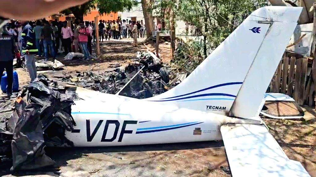અમરેલીમાં તાલીમ દરમિયાન વિમાન ક્રેશ થયું, પાયલોટનું મોત 2 aircraft crashes during training in amreli pilot dies1