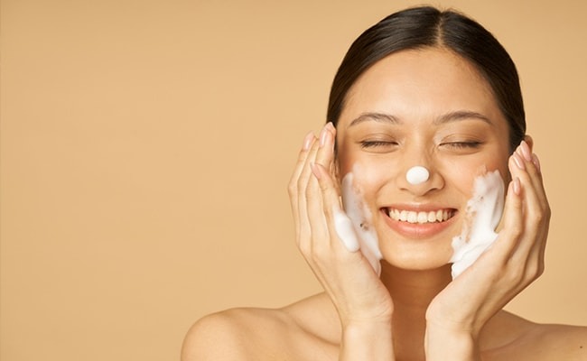 benefits of face wash with salt water namak pani se muh dhone ke fayde