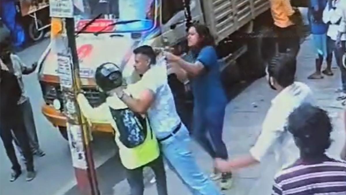 bengaluru roadrage case fir registered against iaf wing commander shiladitya bose deadly attack ccv footage viral2