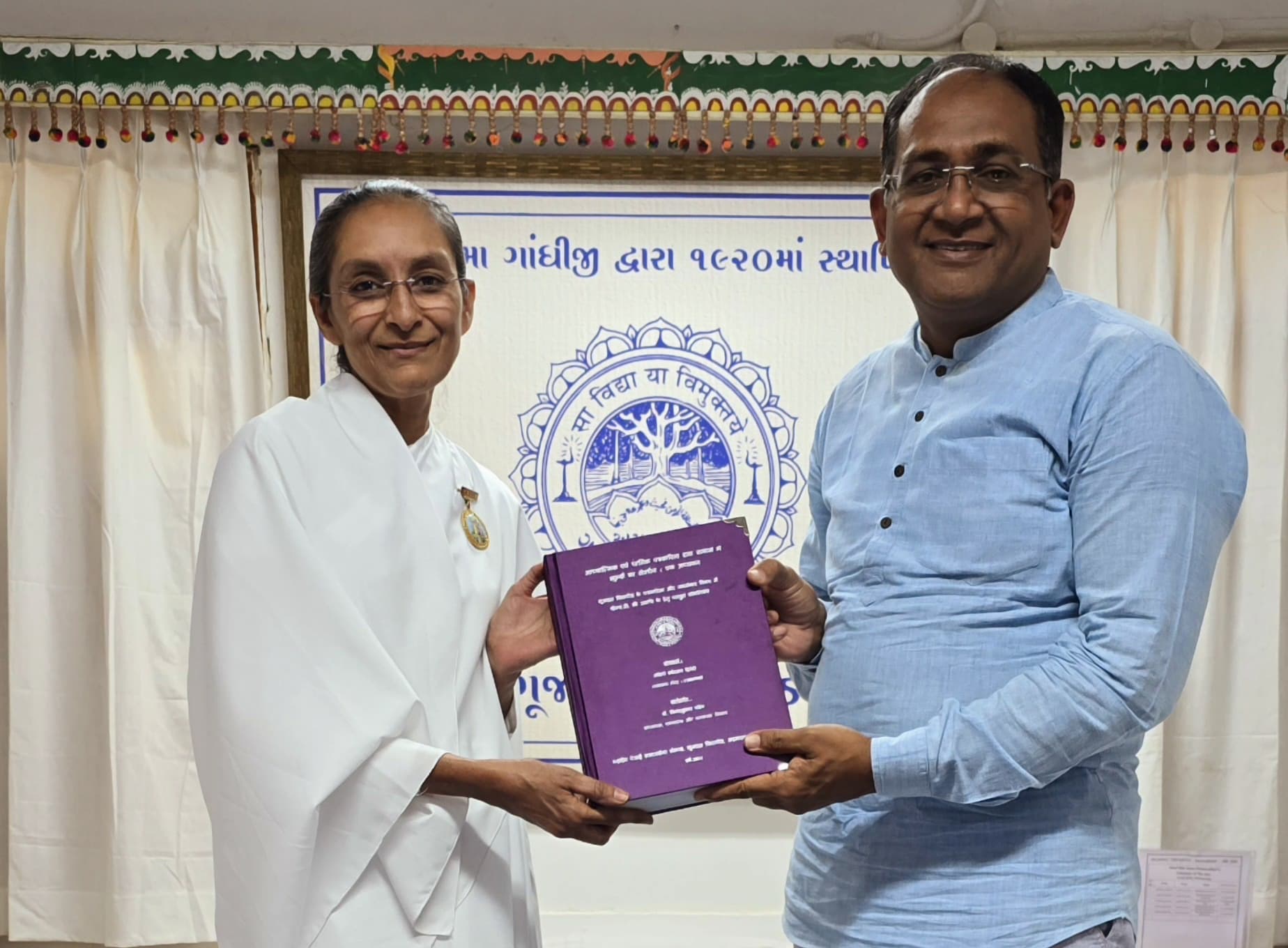 ગુજરાતની વિશિષ્ટ પ્રતિભા બ્રહ્માકુમારી નંદિનીબેને "આધ્યાત્મિક અને ધાર્મિક પત્રકારત્વ" પર સંશોધન કરી પીએચ.ડી. (ડોક્ટર ઑફ ફિલોસોફી)ની પદવી મેળવી 4 brahmakumari dr nandinibeen increased the pride of gujarat2