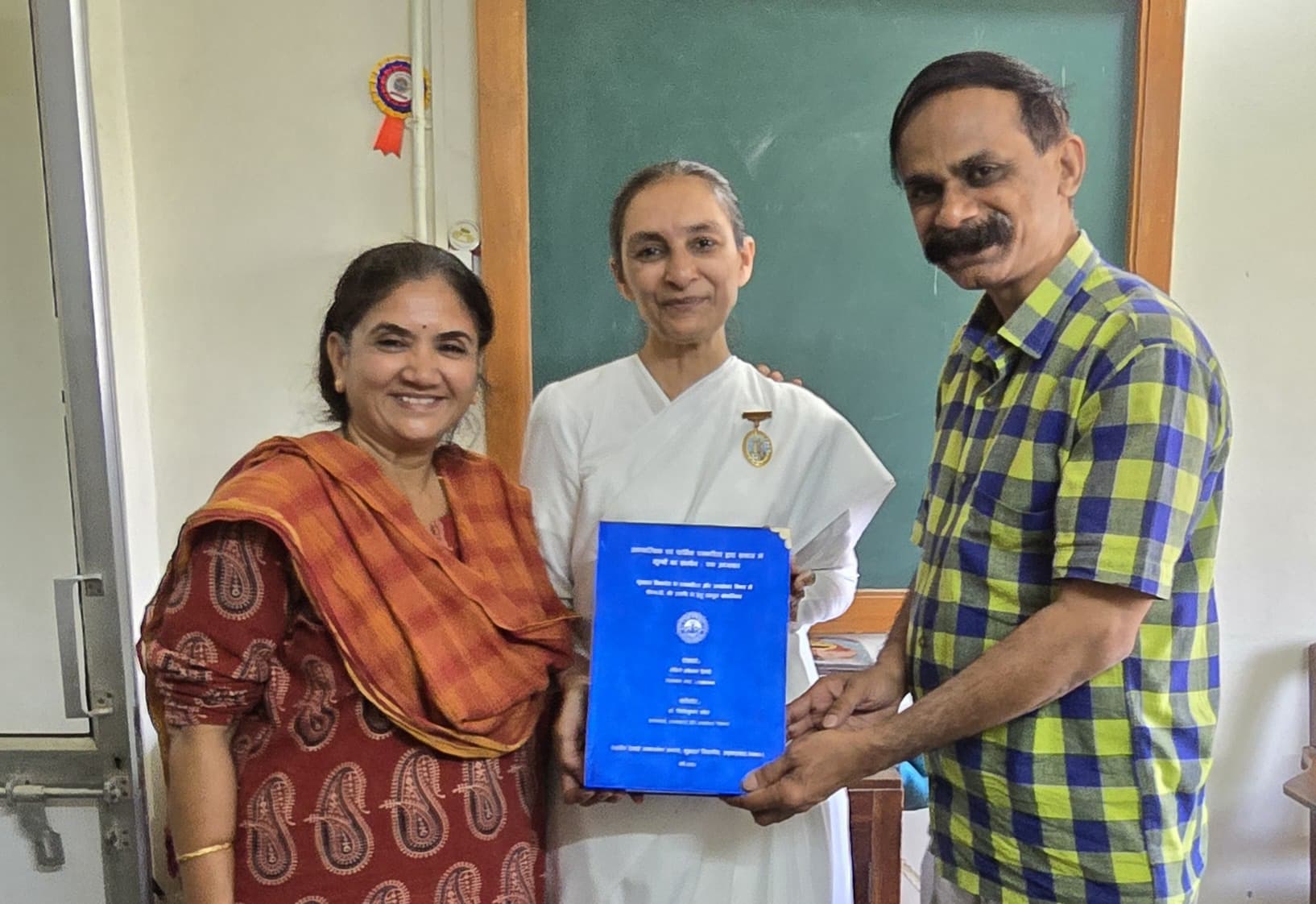 ગુજરાતની વિશિષ્ટ પ્રતિભા બ્રહ્માકુમારી નંદિનીબેને "આધ્યાત્મિક અને ધાર્મિક પત્રકારત્વ" પર સંશોધન કરી પીએચ.ડી. (ડોક્ટર ઑફ ફિલોસોફી)ની પદવી મેળવી 6 brahmakumari dr nandinibeen increased the pride of gujarat4