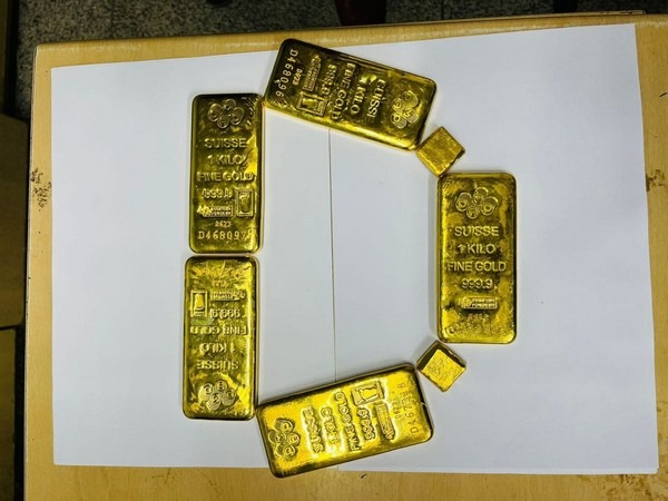 દિલ્હી IGI એરપોર્ટ પર દાણચોરીનો પ્રયાસ નિષ્ફળ, દુબઈથી આવી રહેલા મુસાફરની બેગમાંથી 2 કરોડનું સોનું મળ્યું 3 delhi igi airport officers recover rs 2 crore gold from smugglers during custom checking1