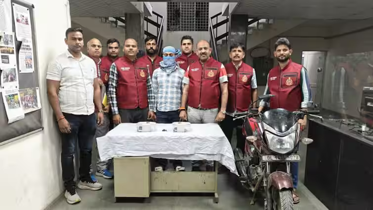 delhi police big action 2 smugglers supplied weapons to hashim baba gang arrested2