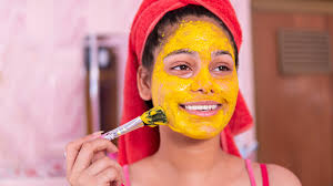 easy ways to apply haldi on face for glowing skin in summer1