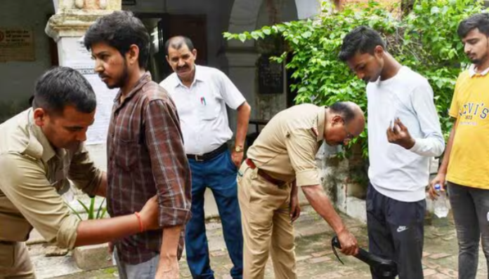 શિવમોગામાં CET પરીક્ષા અધિકારી સામે FIR, વિદ્યાર્થીઓને 'જનેયુ' કાઢી નાખવાનો મામલો 2 fir filed against cet exam official in karnataka shivamogga for allegedly asking students to remove janeu 1