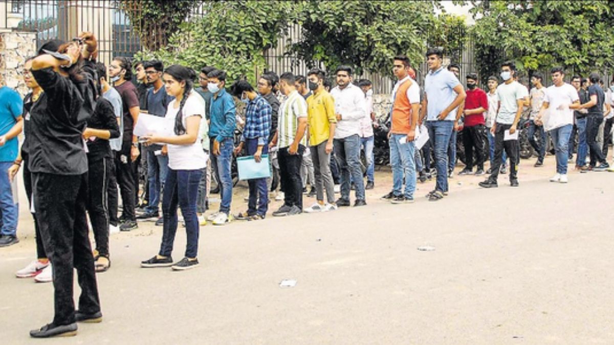 શિવમોગામાં CET પરીક્ષા અધિકારી સામે FIR, વિદ્યાર્થીઓને 'જનેયુ' કાઢી નાખવાનો મામલો 3 fir filed against cet exam official in karnataka shivamogga for allegedly asking students to remove janeu 2