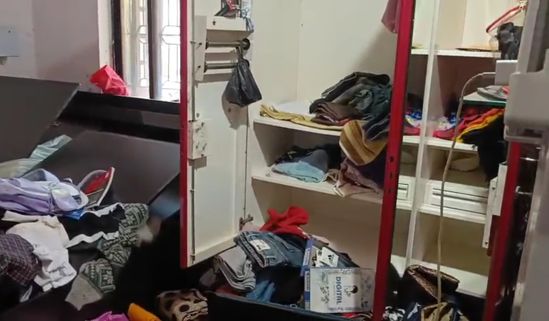 નડિયાદમાં તિજોરીમાંથી એક કરોડથી વધુ કિંમતના સોના-ચાંદીના દાગીનાની ચોરી 3 gold and silver jewellery worth more than one crore stolen from safe1