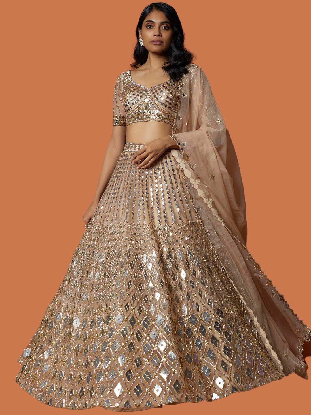 લગ્નમાં સેલિબ્રિટીની જેમ ચમકો, મિરર વર્ક લહેંગાની આ 3 નવીનતમ ડિઝાઇનને સ્ટાઇલ કરો 2 latest 3 mirror work lehenga designs for wedding 1