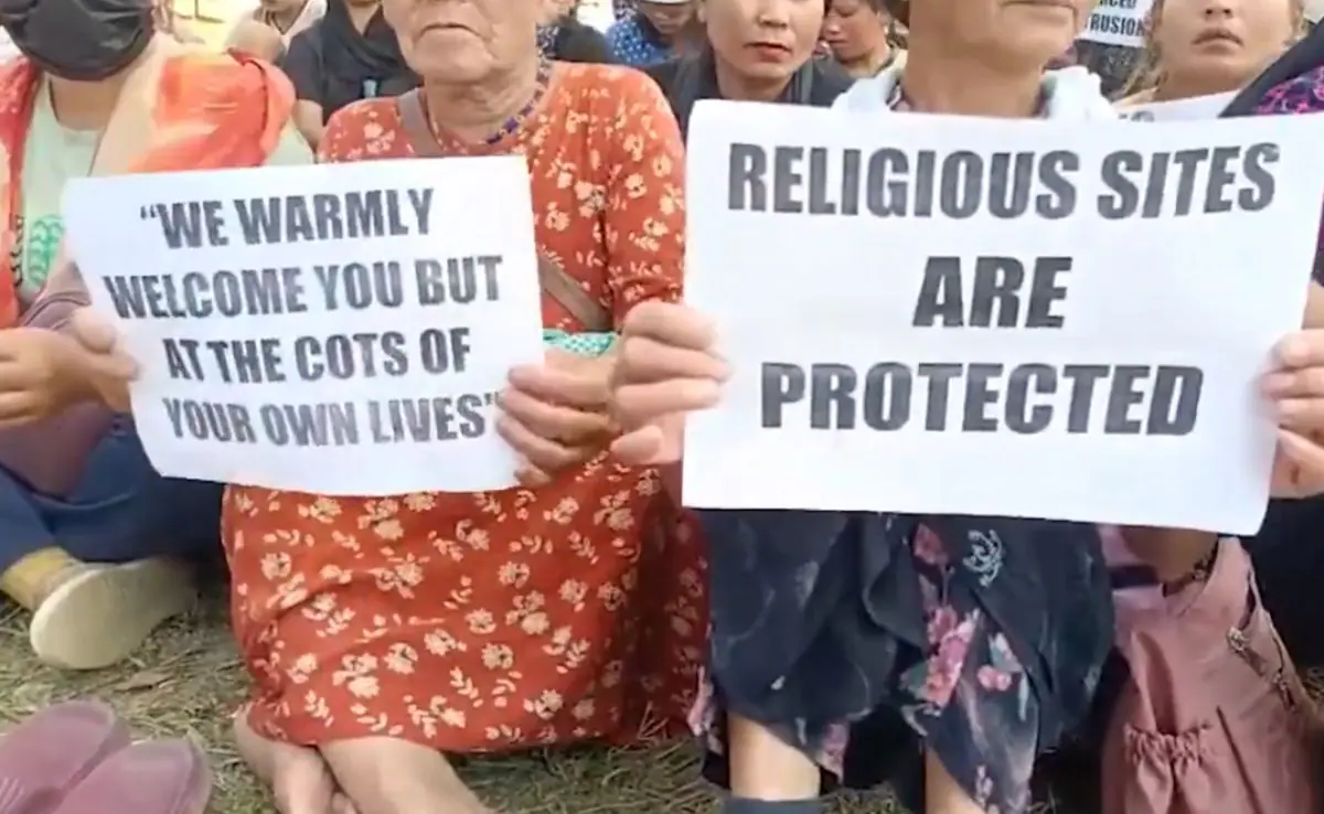 રાષ્ટ્રપતિ શાસન વચ્ચે કુકી-જો મહિલાઓનો વિરોધ, મેઇતેઈ યાત્રાળુઓની યાત્રા અટકાવી દેવામાં આવી 3 manipur protest by kuki zo women blocks meitei pilgrims to thangjing hills amid presidents rule2