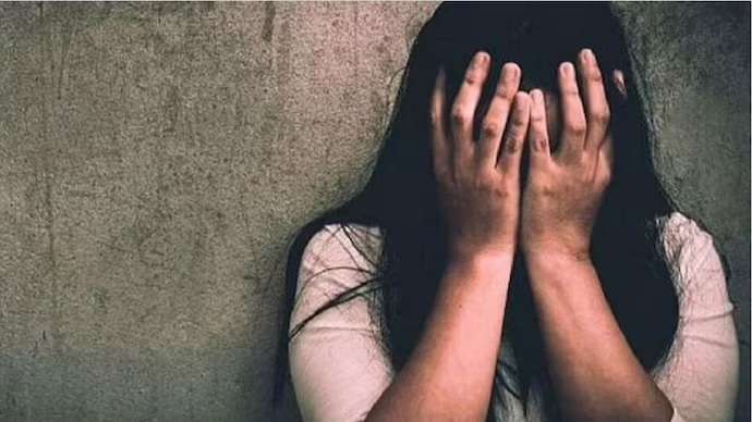 મુંબઈની યુવતીને ગાઝિયાબાદની હોટલમાં બળાત્કાર, સ્પર્ધાત્મક પરીક્ષાઓની તૈયારી માટે દિલ્હી આવી હતી 2 mumbai girl raped in ghaziabad hotel under pretext of job she had come to delhi to prepare for competitive