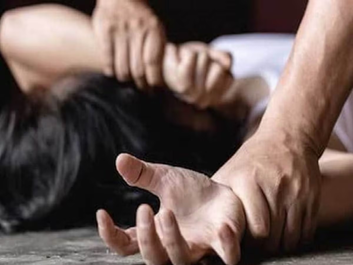 મુંબઈની યુવતીને ગાઝિયાબાદની હોટલમાં બળાત્કાર, સ્પર્ધાત્મક પરીક્ષાઓની તૈયારી માટે દિલ્હી આવી હતી 3 mumbai girl raped in ghaziabad hotel under pretext of job she had come to delhi to prepare for competitive