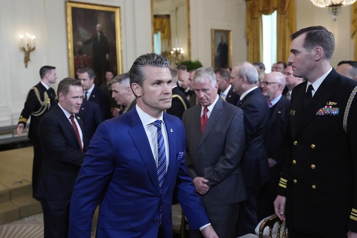 પત્નીને યુદ્ધના ગુપ્ત આયોજન વિશે જણાવ્યું, યુએસ સંરક્ષણ પ્રધાને એપ પર વિગતો શેર કરી 3 pete hegseth new york times report signal app yemer war details2