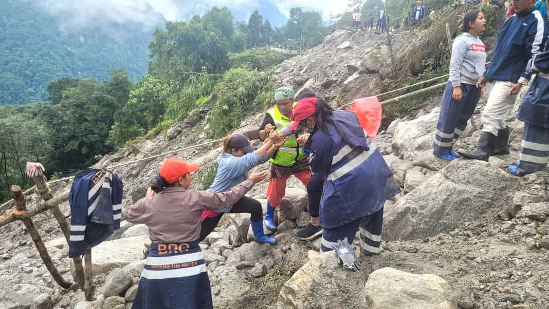 ઉત્તર સિક્કિમમાં ભૂસ્ખલન બાદ પોલીસે બચાવ કામગીરી હાથ ધરી, 57 પ્રવાસીઓને બચાવ્યા 2 police conducted rescue operation after landslide in north sikkim rescued many tourists1