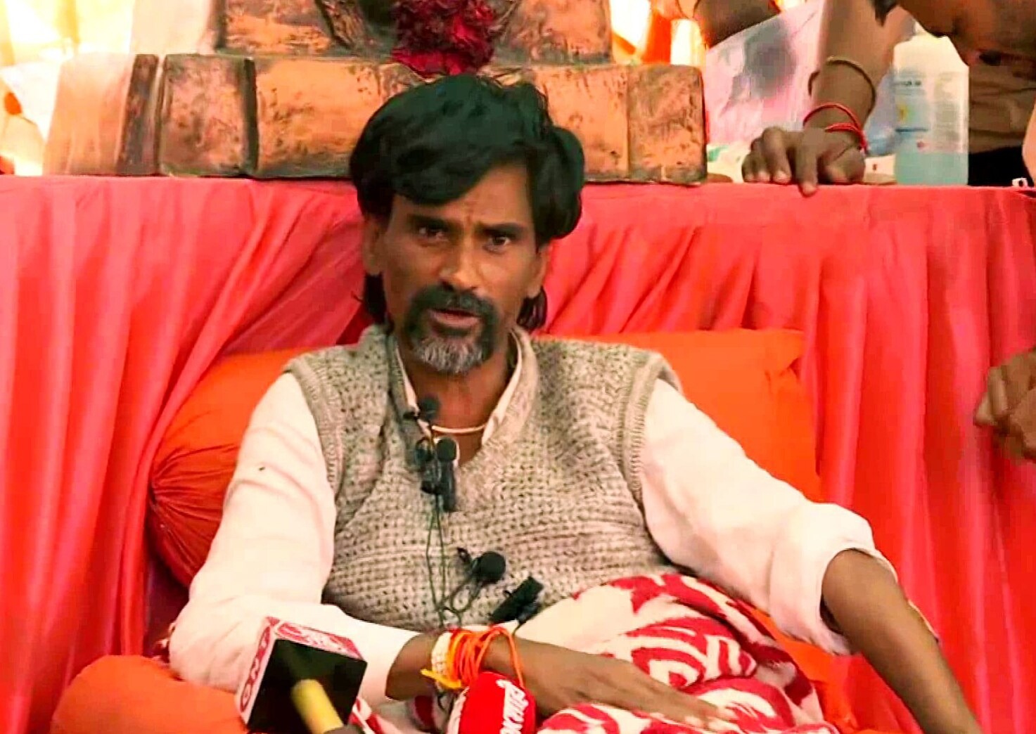 મનોજ જરાંગે અનામત બાબતે આપી ચેતવણી! 23 એપ્રિલે મળનારી બેઠકમાં CM ફડણવીસ હાજરી આપશે 2 shivsena leader uday samant met with maratha reservation manoj jarange next meeting on 23 april1