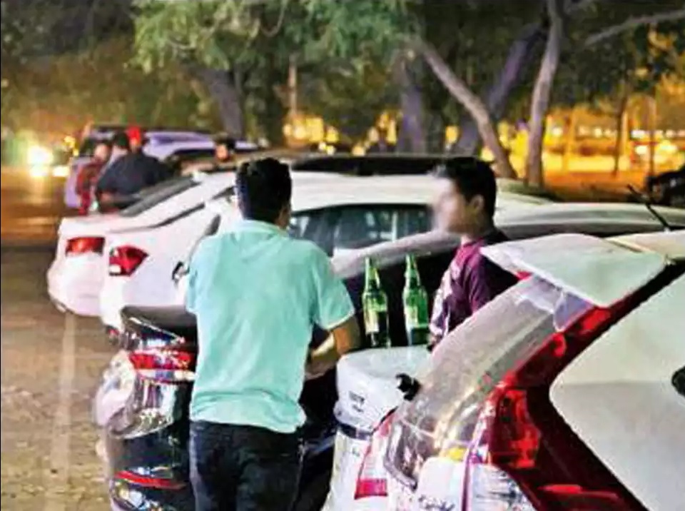 youths drinking alcohol in vehicle near jalandhar railway station opened fire when stopped1