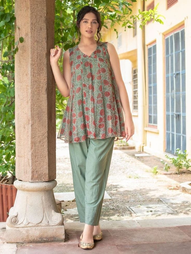 આ સ્લીવલેસ ડિઝાઇનની કુર્તી પહેરવાથી તમે સ્ટાઇલિશ દેખાશો, સેવ કરો ફોટો 7 10 different sleeveless kurti design pattern short and long to look stylish in summer6