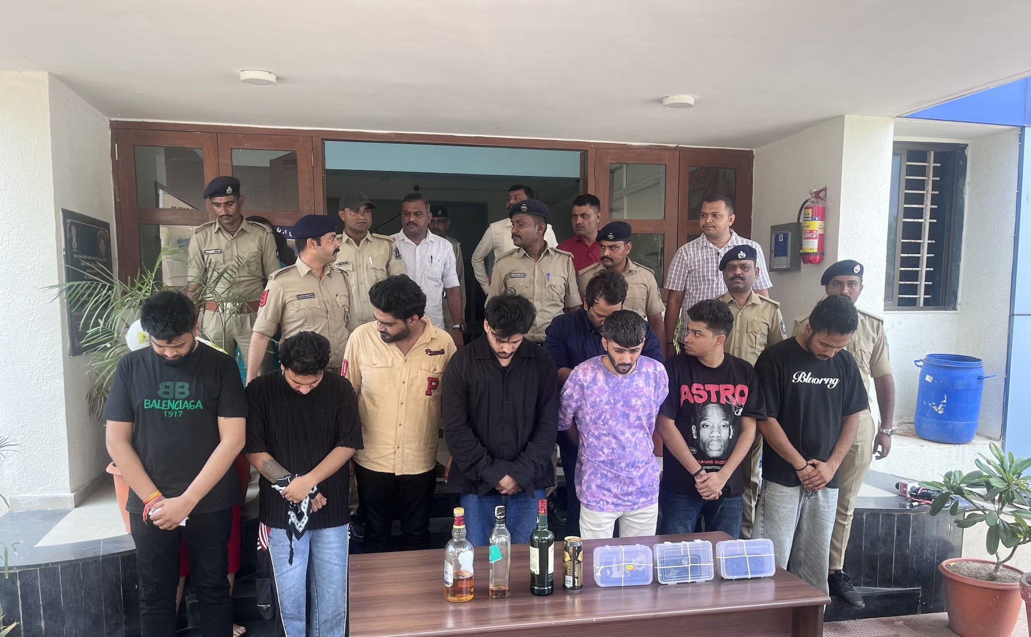 ahmedabad club o7 liquor party raid 2025 one woman 9 man arrested