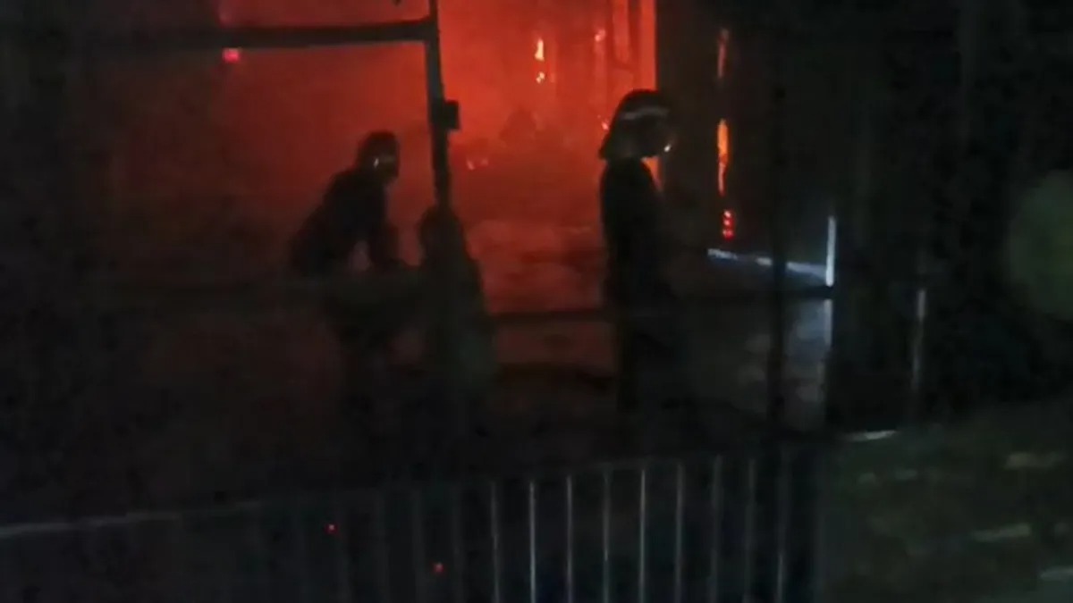 દિલ્હીની BM ગુપ્તા હોસ્પિટલમાં આગ લાગી, ફાયર બ્રિગેડની 11 ગાડીઓ સ્થળ પર 2 delhi fire broke out at bm gupta hospital in uttam nagar 11 fire vehicles on site