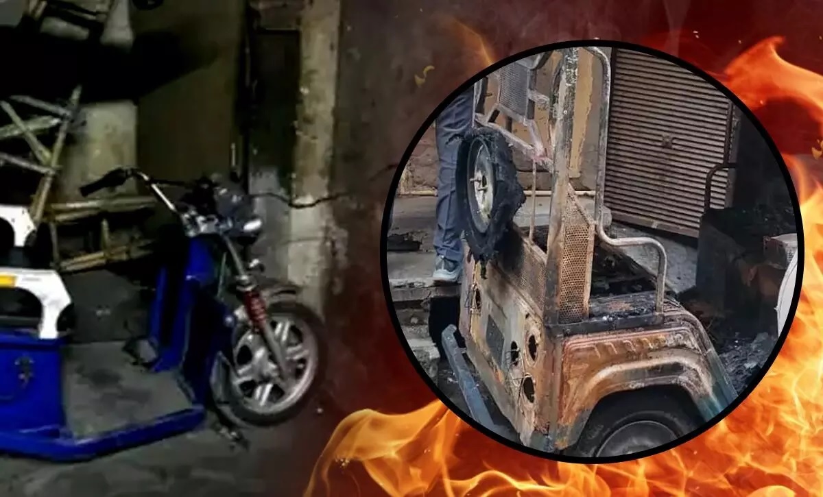 delhi fire broke out in a house while charging an e rickshaw 6 people admitted to hospital1