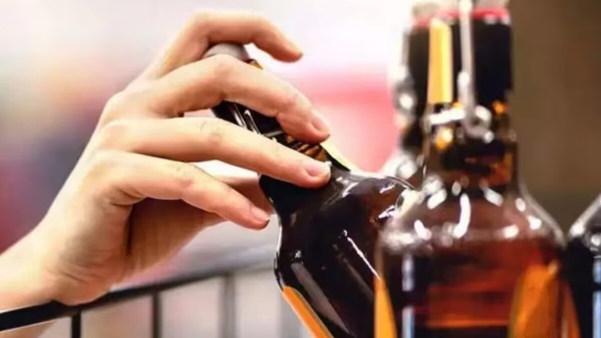 ગુજરાતમાં દારૂબંધી વચ્ચે ધોલેરામાં દેશી દારૂ પીવાથી બેના મોત, મુખ્ય આરોપી સહિત 10ની ધરપકડ 2 desi liquor death case in dholera ahmedabad police denies poison alcohol gujarat