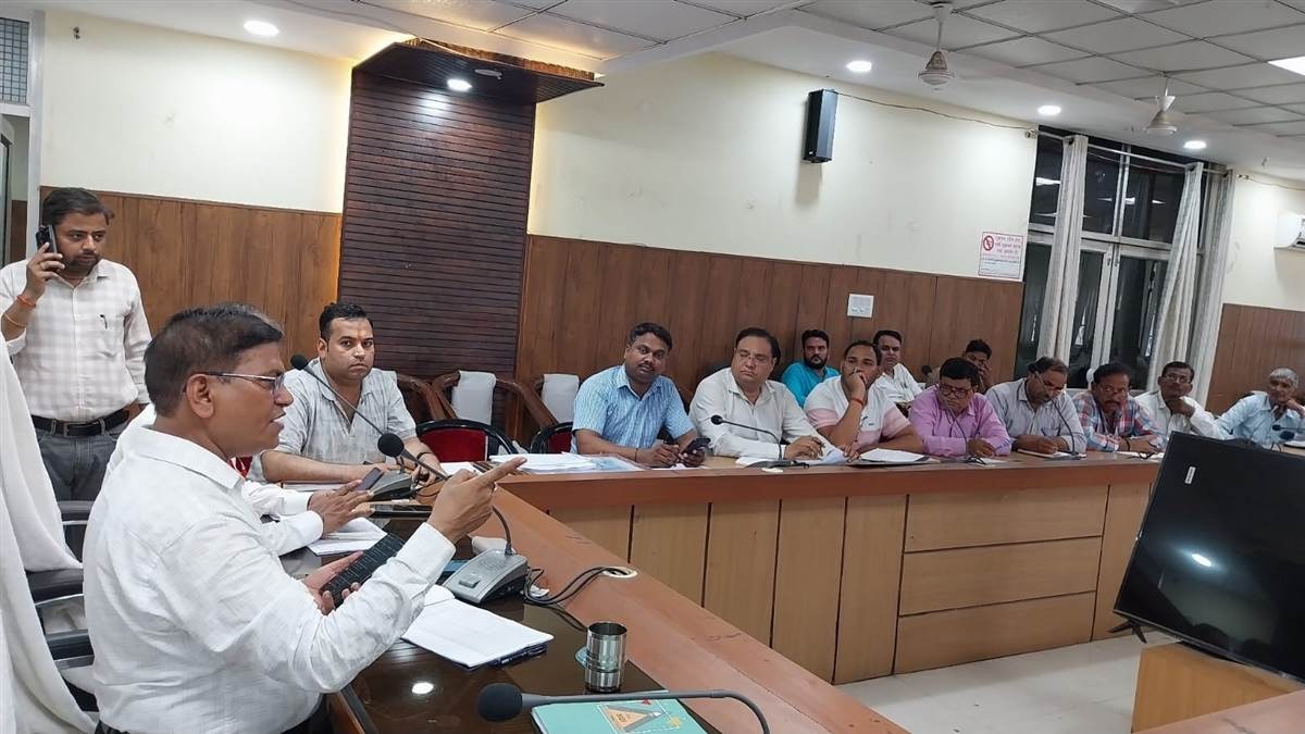 etah manrega review eight employees face pay cut in etah1