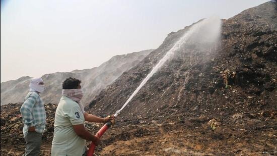 gurgaon ncr gurugram fire supreme court strict on bandhwari landfill fire seeks reply from commissioner1