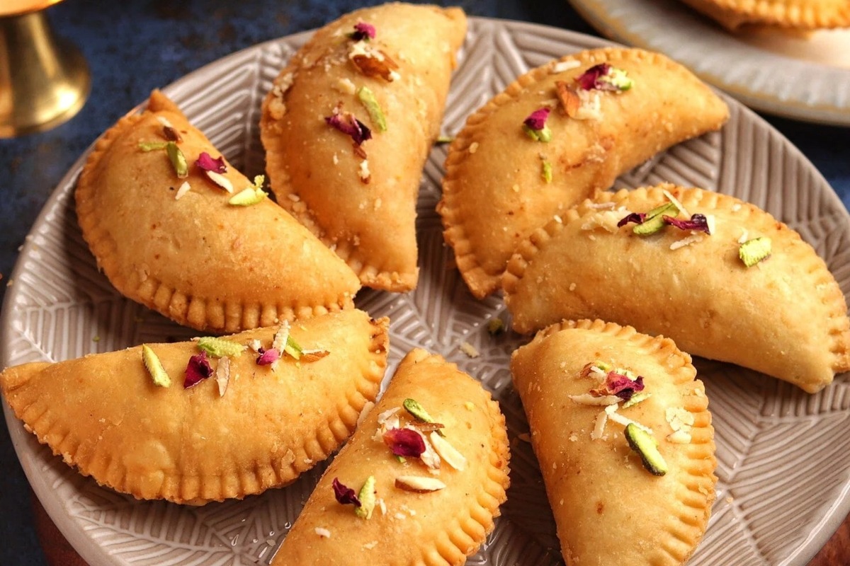 how to make crispy gujiya at home recipe1