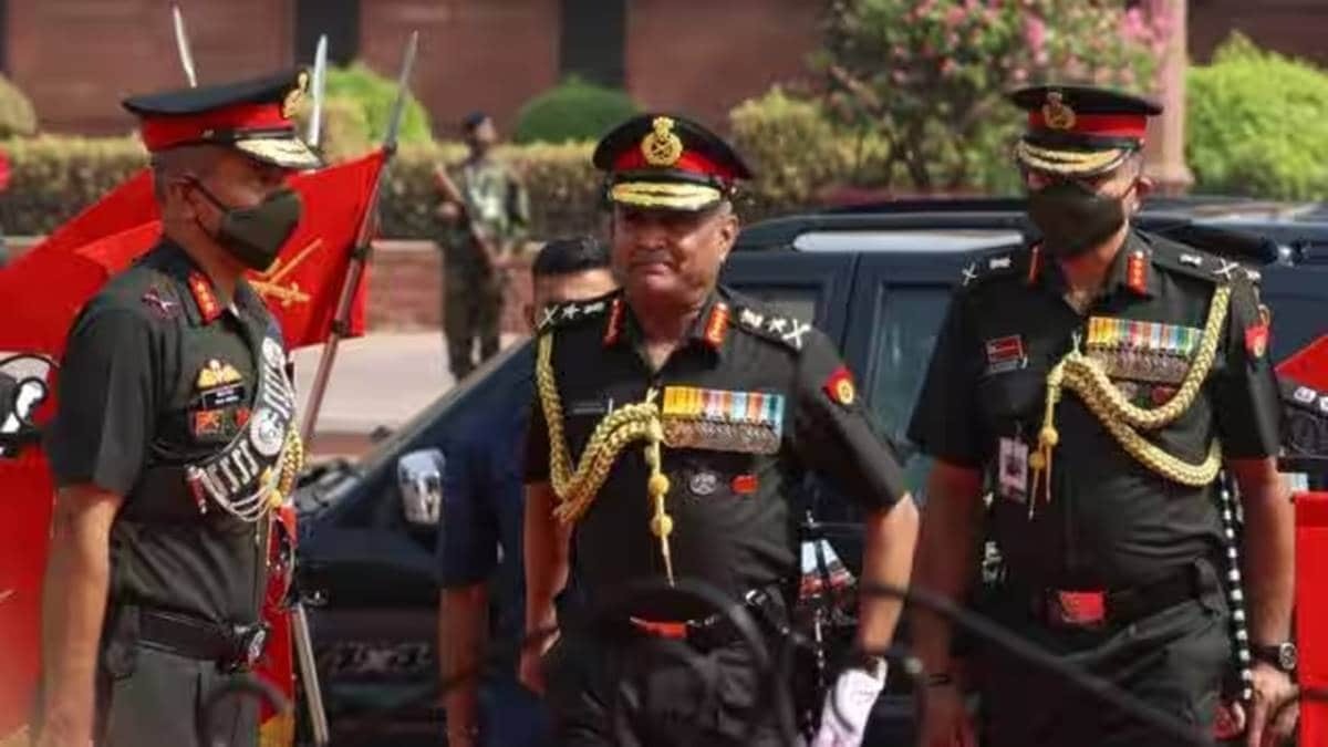 કોણ છે ભારતીય સેનામાં સૌથી મોટા અધિકારી? જુઓ રેન્કિંગ અનુસાર સંપૂર્ણ યાદી 3 indian army ranks and insignia know highest officer in army complete list according to rank2