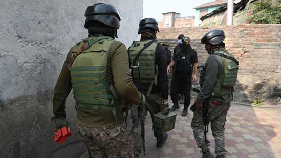 jammu kashmir encounter between terrorists and security forces in tral